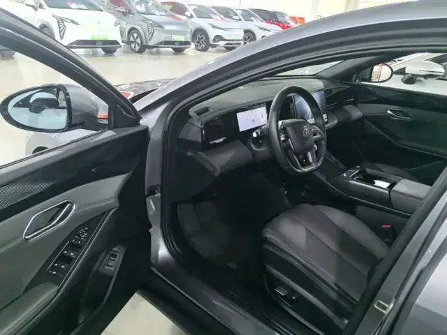 BYD Qin L — Фото автомобиля 15