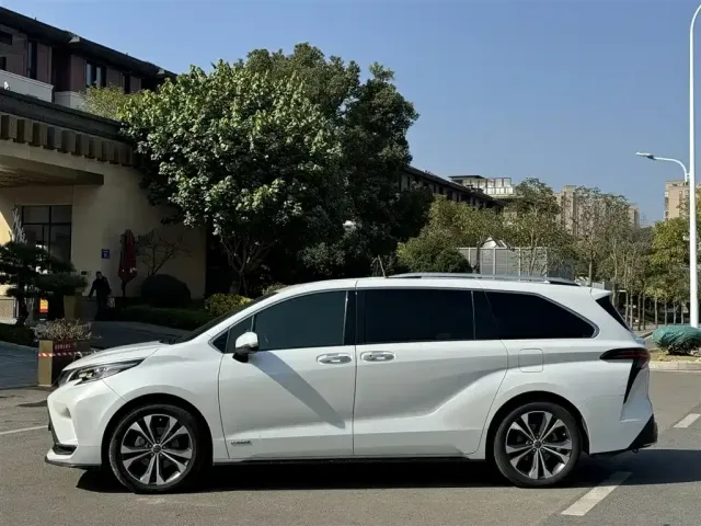 Toyota Granvia 2022 2.5L Hybrid Noble Edition — Фото автомобиля 15