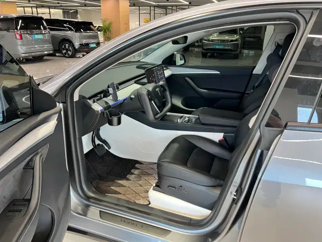 Tesla Model Y — Фото автомобиля 8