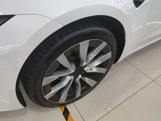 Tesla Model 3 — Фото автомобиля 22