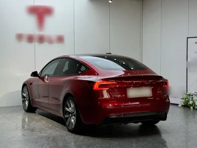 Tesla Model 3 — Фото автомобиля 4