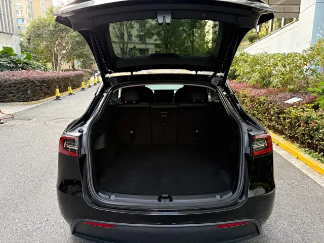 Tesla Model Y — Фото автомобиля 16