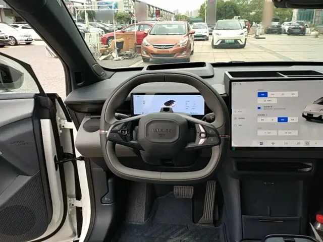 Lynk & Co Z20 — Фото автомобиля 10