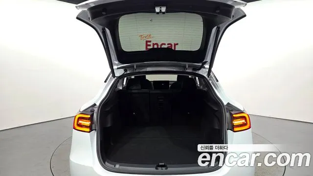 Tesla Model Y — Фото автомобиля 18