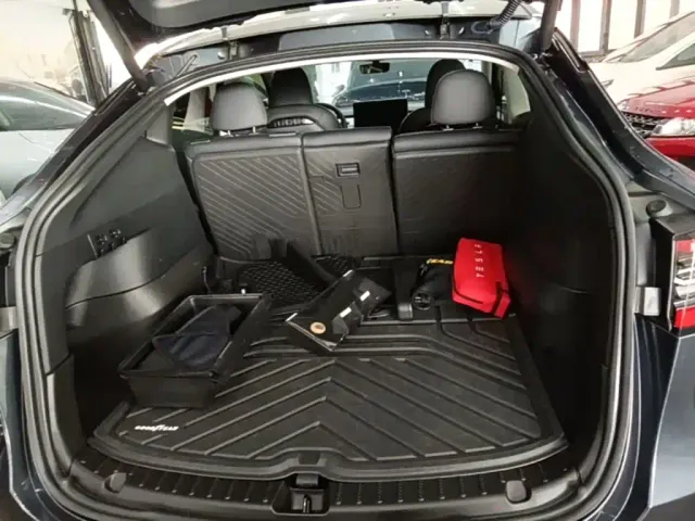 Tesla Model Y — Фото автомобиля 18