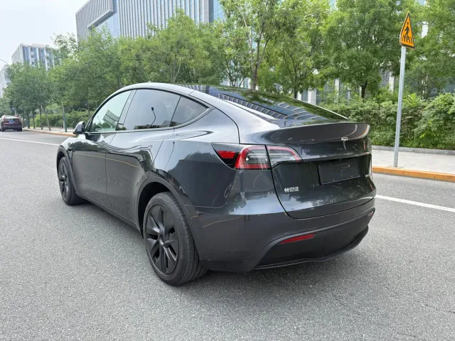 Tesla Model Y — Фото автомобиля 4