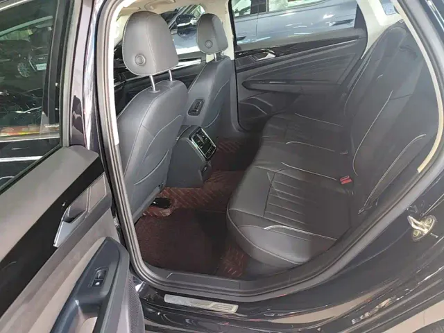 Volkswagen Passat — Фото автомобиля 16