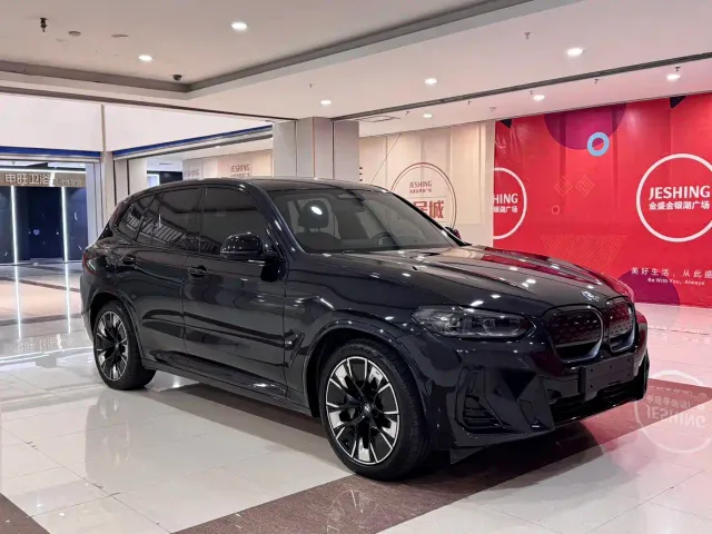 BMW iX3 — Фото автомобиля 3