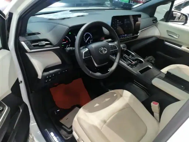 Toyota Sienna — Фото автомобиля 9