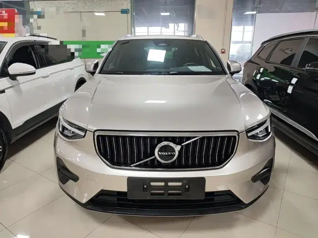 Volvo XC40 — Фото автомобиля 2