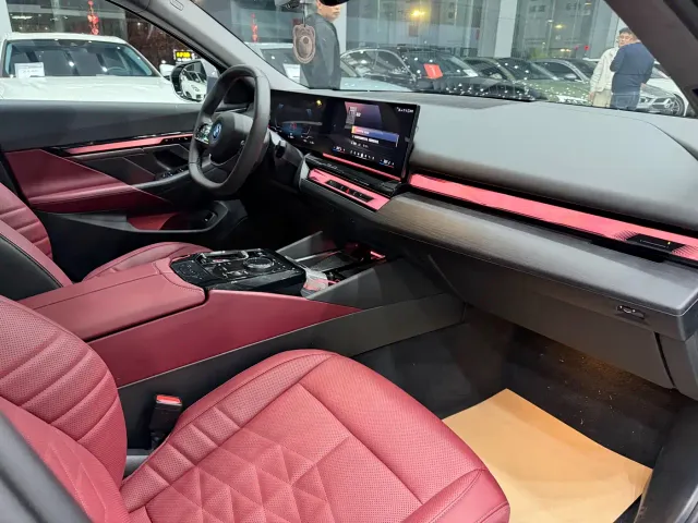 BMW i5 — Фото автомобиля 10