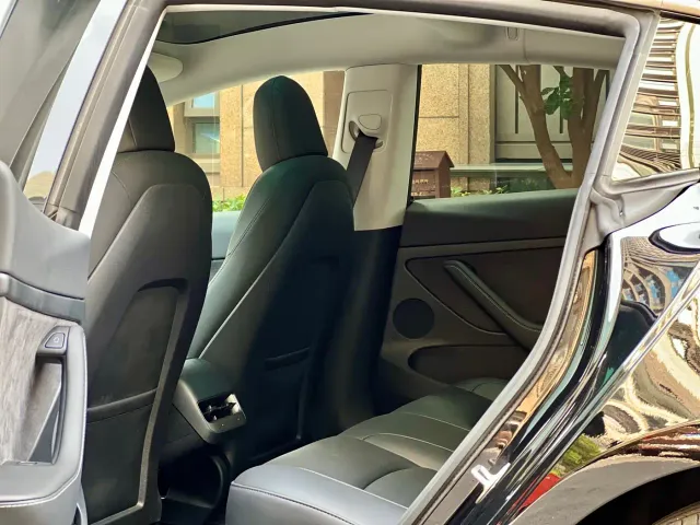 Tesla Model 3 — Фото автомобиля 21