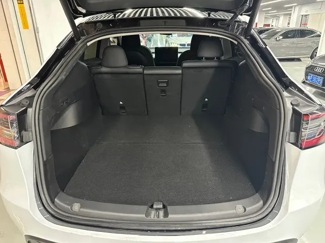 Tesla Model Y — Фото автомобиля 13