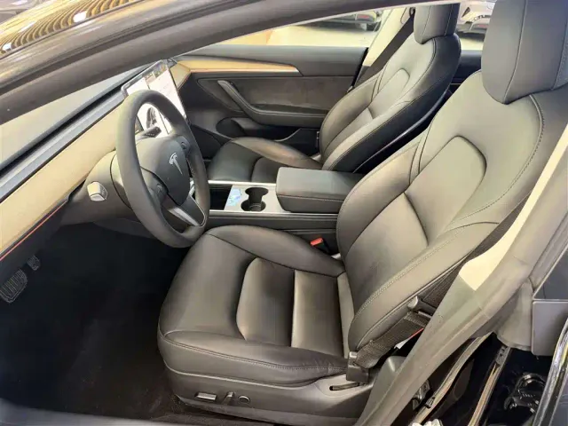 Tesla Model 3 — Фото автомобиля 4