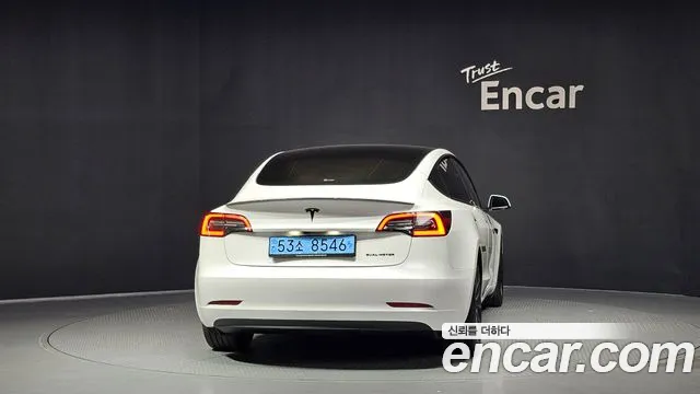 Tesla Model 3 — Фото автомобиля 4