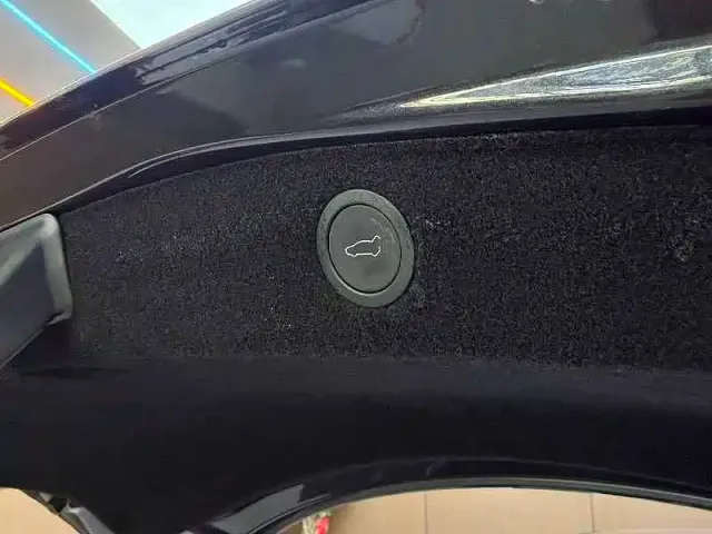 Tesla Model 3 — Фото автомобиля 14