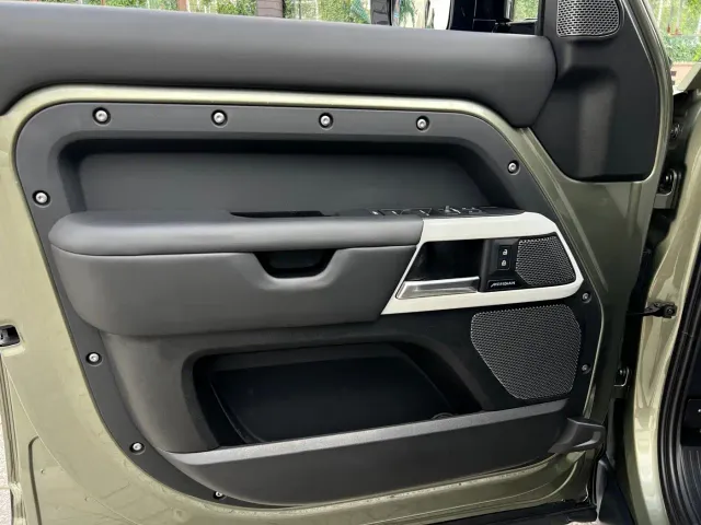 Land Rover Defender — Фото автомобиля 20