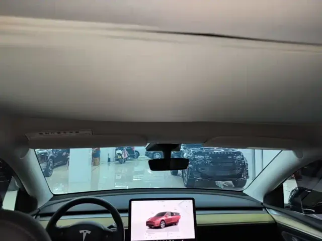Tesla Model Y — Фото автомобиля 17