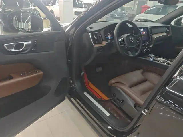 Volvo XC60 — Фото автомобиля 15