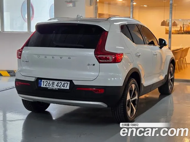 Volvo XC40 — Фото автомобиля 2
