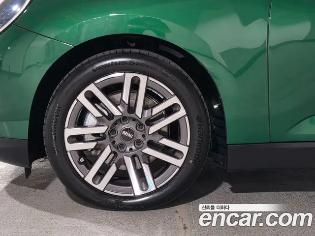 MINI Cooper Generation 4 — Фото автомобиля 5