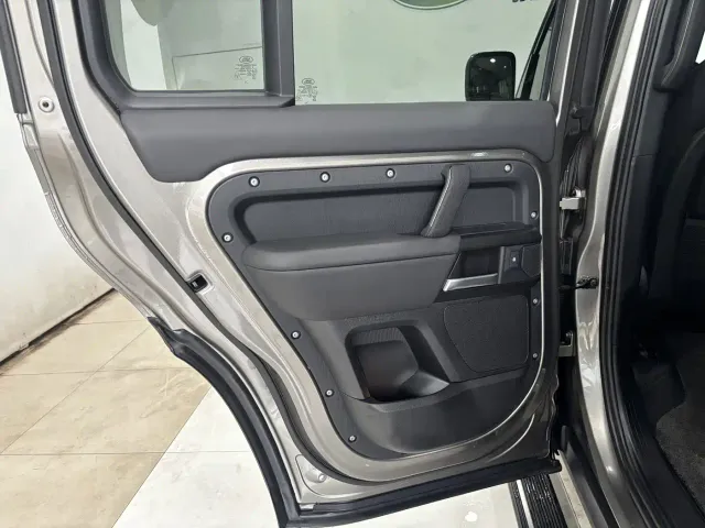 Land Rover Defender — Фото автомобиля 23