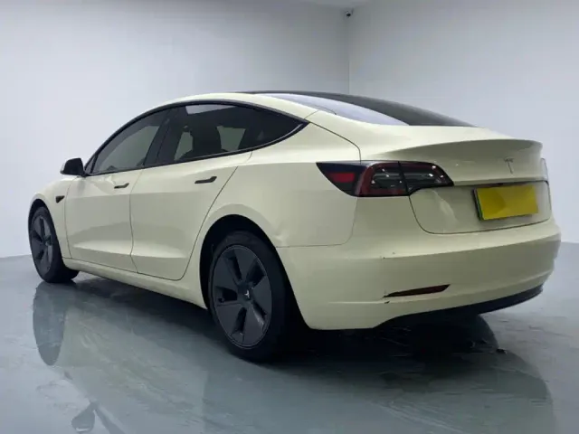 Tesla Model 3 — Фото автомобиля 4