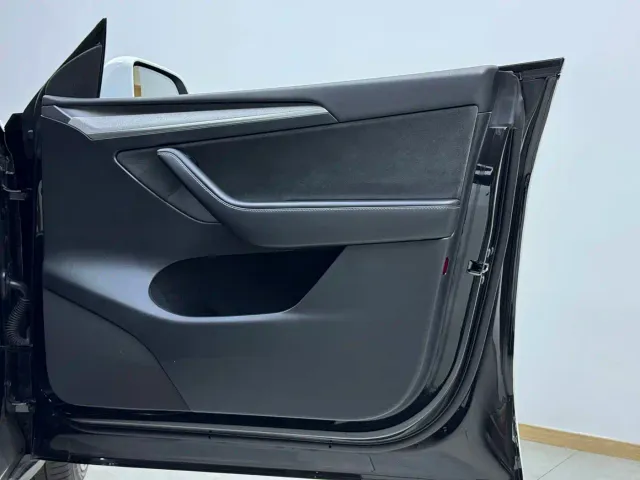 Tesla Model Y — Фото автомобиля 15