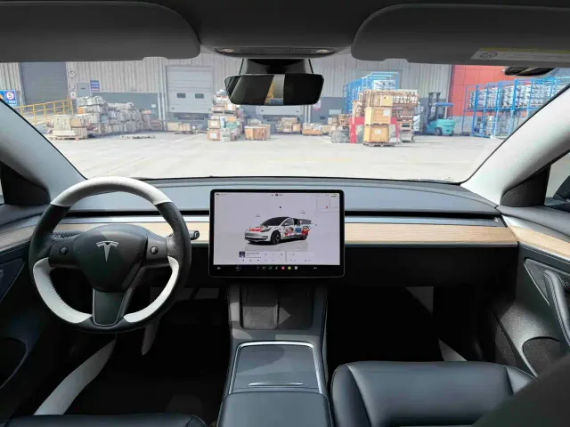 Tesla Model 3 — Фото автомобиля 4