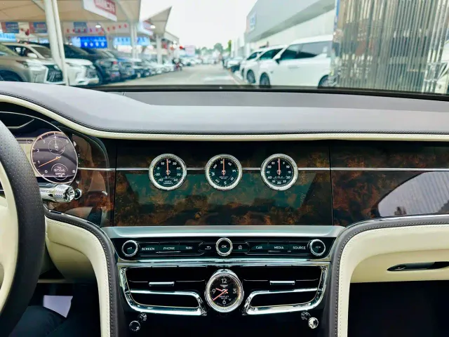 Bentley Flying Spur — Фото автомобиля 13