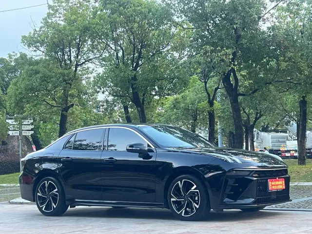 Lynk & Co 03 — Фото автомобиля 3
