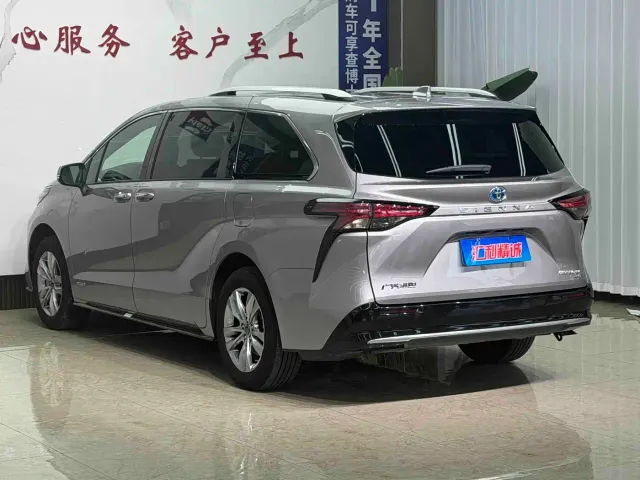 Toyota Sienna — Фото автомобиля 6