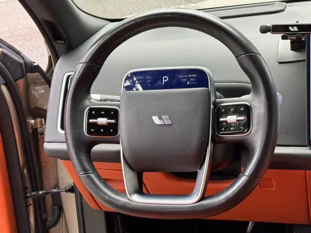 Li Auto L9 — Фото автомобиля 10