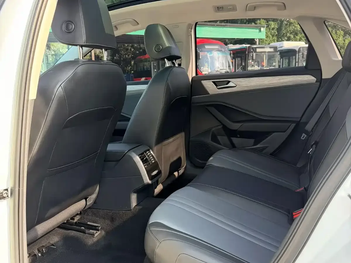 Volkswagen Sagitar 2025 300TSI DSG Surpass Edition — Фото автомобиля 8