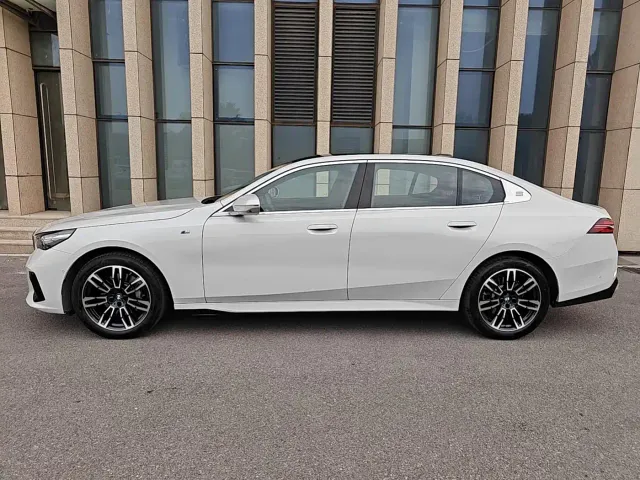 BMW 5 Series — Фото автомобиля 2