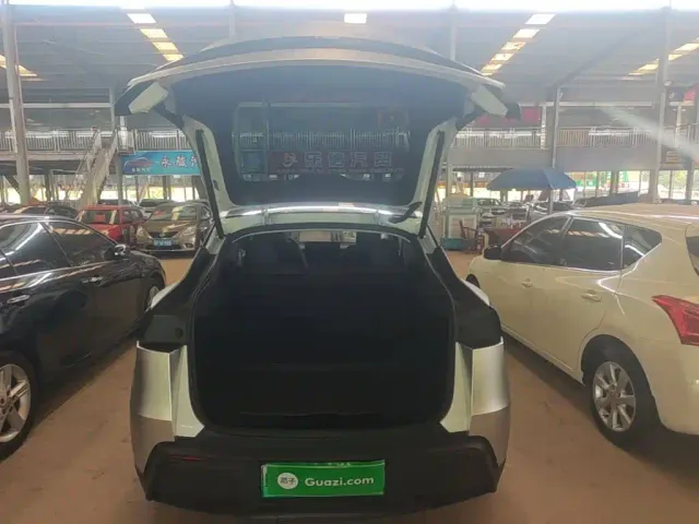 Tesla Model Y — Фото автомобиля 18