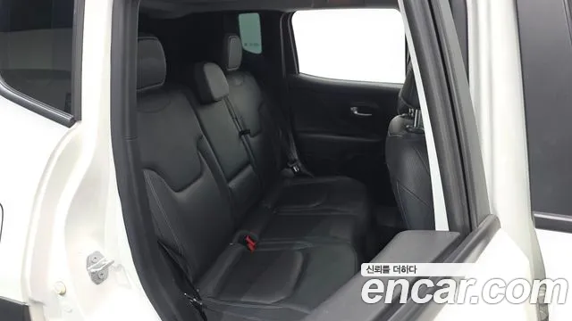 Jeep Renegade — Фото автомобиля 17