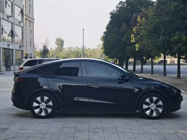 Tesla Model Y — Фото автомобиля 8