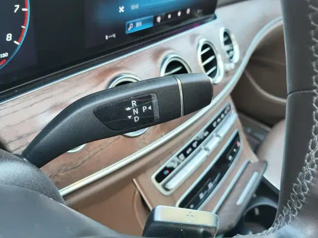 Mercedes-Benz E-Class — Фото автомобиля 16
