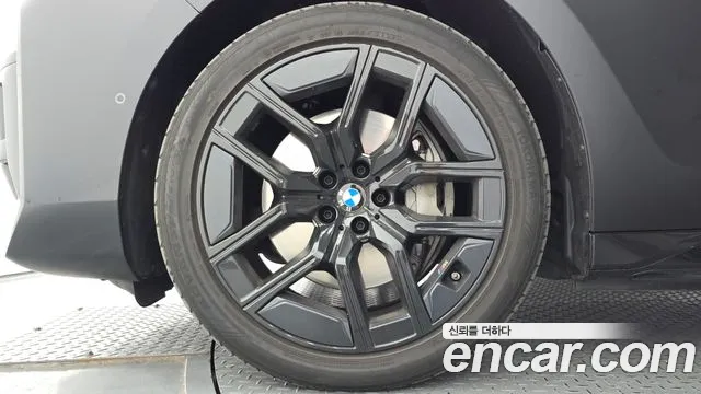 BMW i7 G70 — Фото автомобиля 5