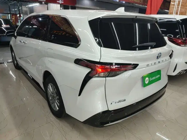 Toyota Toyota Sienna 2021 2.5L Hybrid Luxury Welfare Edition — Фото автомобиля 4