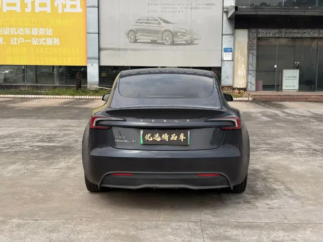 Tesla Model 3 — Фото автомобиля 12