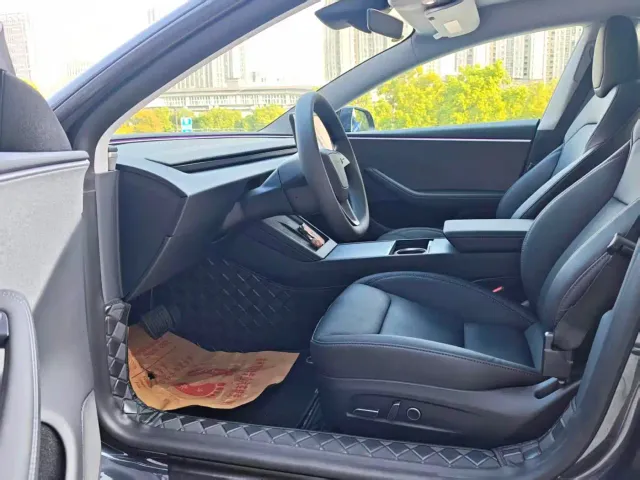 Tesla Model 3 — Фото автомобиля 8