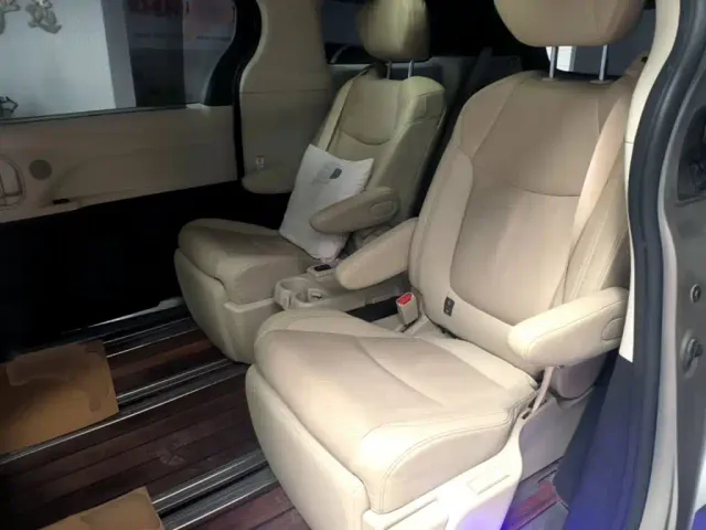 Toyota Sienna — Фото автомобиля 16
