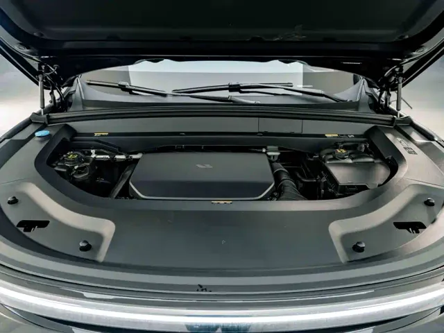 Li Auto L8 — Фото автомобиля 23