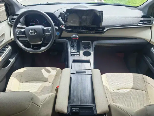 Toyota Sienna — Фото автомобиля 5
