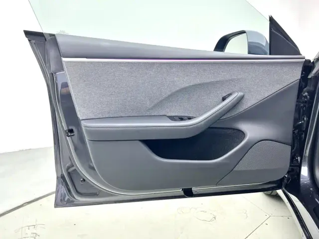 Tesla Model 3 — Фото автомобиля 6