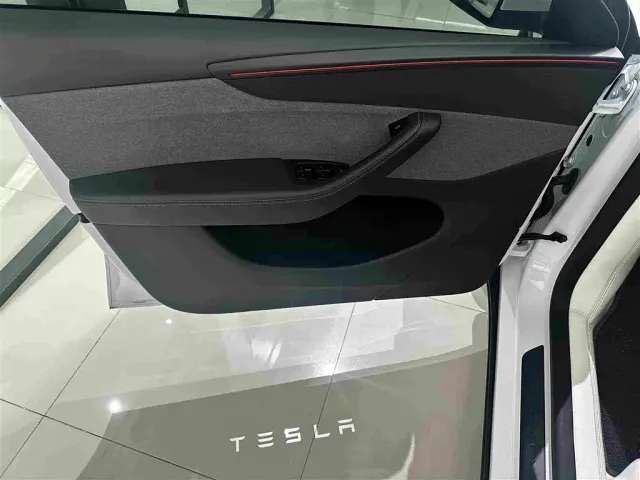Tesla Model Y — Фото автомобиля 6