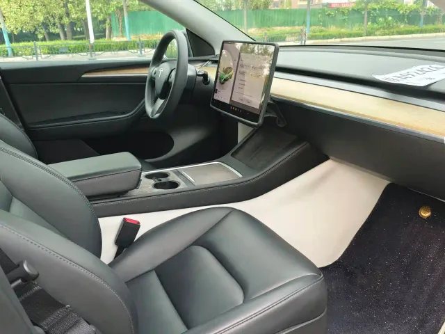 Tesla Model Y — Фото автомобиля 23