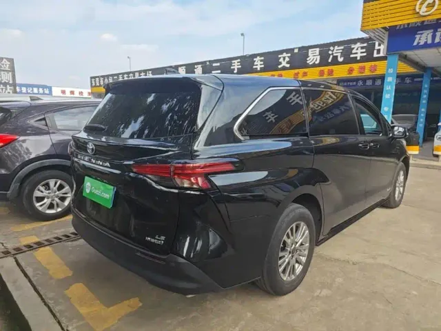 Toyota Sienna — Фото автомобиля 6